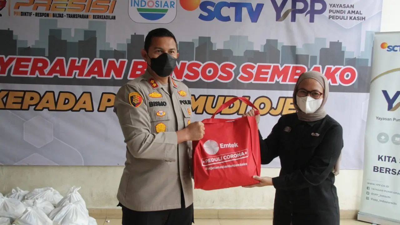 Polres Metro Jakarta Barat berkolaborasi dengan Indosiar dan SCTV membagikan bantuan paket sembako kepada para driver ojek online