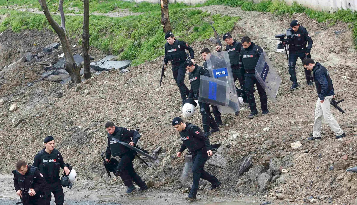 Kepolisian Turki melakukan operasi pencarian menyusul penyerangan sebuah kantor polisi di Istanbul, Kamis (3/3). Dua wanita pelaku penyerangan menggunakan senjata api dan granat, dikabarkan tewas dalam baku tembak dengan polisi. (REUTERS/ Murad Sezer)