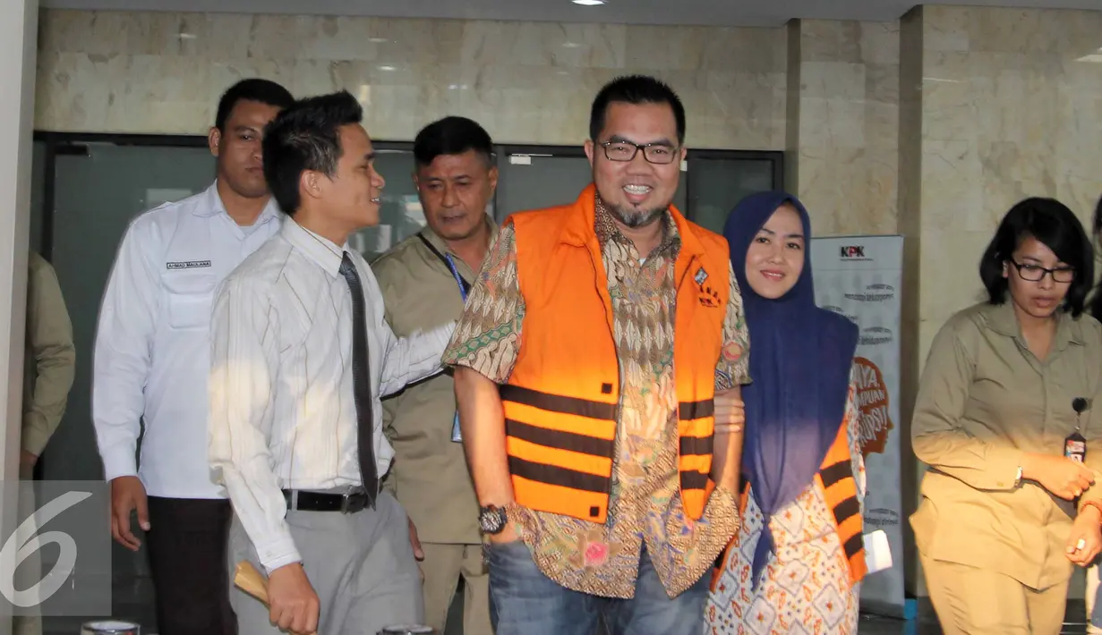 Bupati Empat Lawang, Budi Antoni Aljufri dan istrinya, Suzanna diperiksa sebagai tersangka kasus dugaan pemberian suap kepada mantan Ketua MK Akil Mochtar terkait sengketa pilkada, Jakarta, Rabu (22/7/2015). (Liputan6.com/Helmi Afandi)