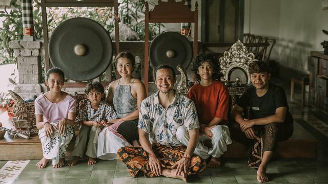 Widi Mulia Hamil Anak ke-4, Ini 7 Pemotretan Keluaga Dwi Sasono yang Selalu Kompak