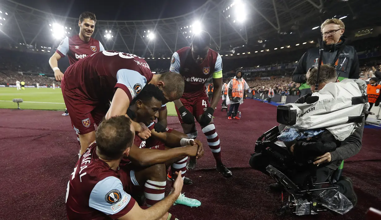 Pemain West Ham merayakan gol yang dicetak oleh Mohammed Kudus pada laga leg kedua 16 besar Liga Europa 2023/2024 melawan Freiburg di London Stadium, Inggris, Jumat (15/03/2024) dini hari WIB. (AFP/Ian Kington)