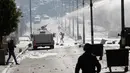 Kendaraan water canon Israel menembakkan air ke arah warga Palestina saat bentrokan di kota Bethlehem, Tepi Barat (7/12). Keputusan Donald Trump mengakui Yerusalem menjadi ibu kota Israel membuat warga Palestina demo. (AP Photo/Nasser Shiyoukhi)