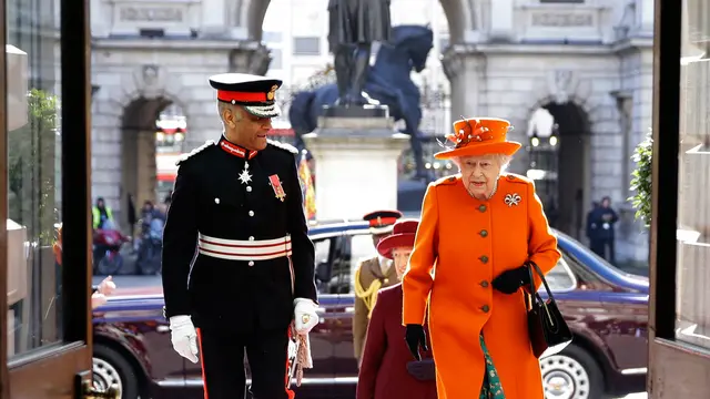 Gaya Ratu Elizabeth II Saat Hadiri Pembukaan Galeri Seni di London