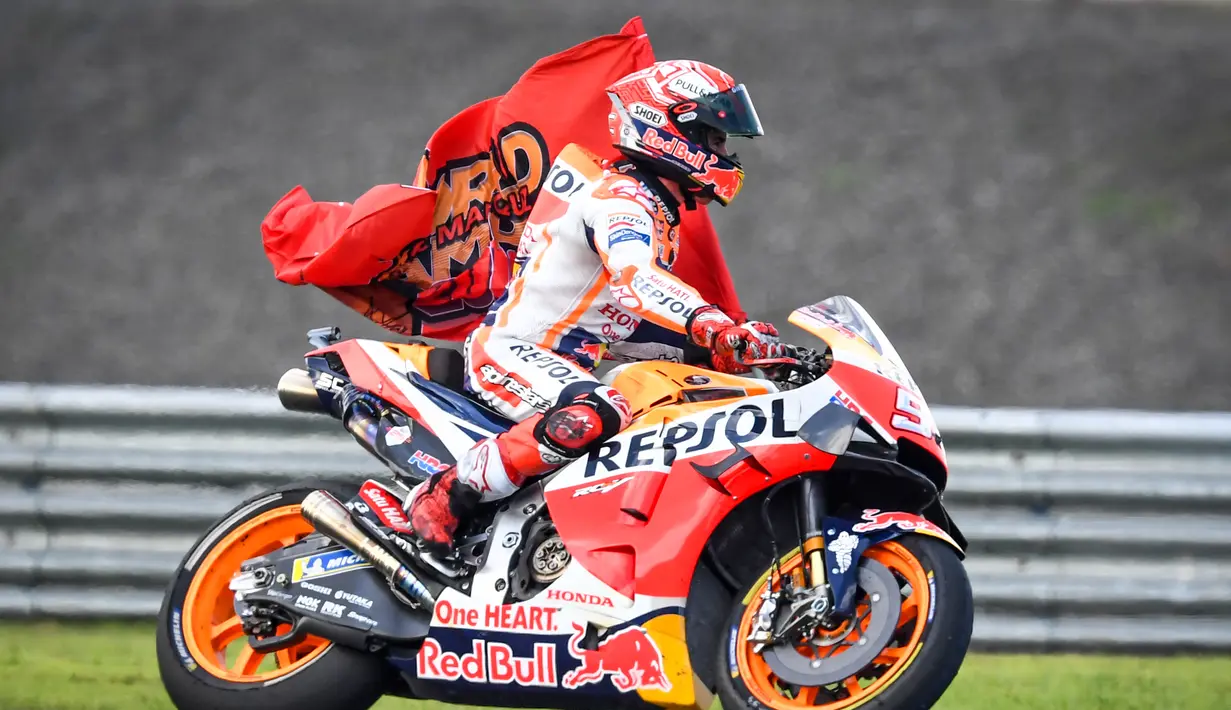 Pembalap Repsol Honda Marc Marquez merayakan kemenangannya pada balapan MotoGP Thailand 2019 di Chang International Circuit, Buriram, Minggu (6/10/2019). Dengan hanya menyisakkan empat seri tersisa di depan, Marquez sudah tidak mungkin dikejar oleh pembalap lainnya. (Lillian SUWANRUMPHA/AFP)