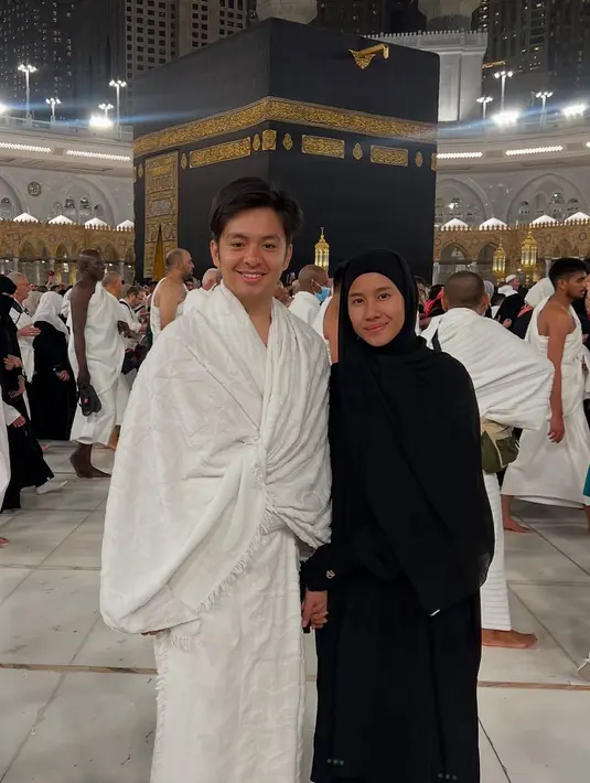 Saat menjalani umrah, keduanya juga tampak menawan dengan busana Syar'i. [Foto: Instagram/ Shenina Cinnamon]