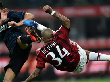 Pertarungan sengit tersaji di laga serie A antara Inter Milan dengan AC Milan di Stadio Giuseppe Meazza, Senin (20/4/2015). Inter Milan bermain imbang 0-0 dengan AC Milan. (AFP PHOTO/Giuseppe Cacace)