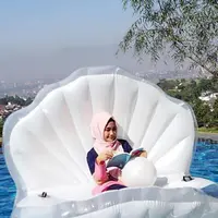 Sebelum memutuskan untuk mengenakan hijabnya, ia juga melakukan salat Tahajud untuk meminta petunjuk. Ia tidak ingin pasang copot jilbabnya, saat sudah berniat menutup aurat. (via Instagram @anisarahma_12)