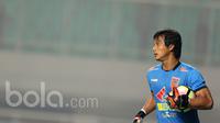 Pemain Borneo FC, Muhammad Ridho saat melawan PS TNI pada lanjutan Liga 1 2017 di Stadion Pakansari, Bogor, Senin (17/4/2017). PS TNI bermain imbang 2-2 dengan PBFC. (Bola.com/Nicklas Hanoatubun)