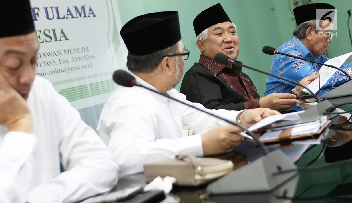 Ketua Dewan Pertimbangan MUI, Din Syamsuddin (kedua kanan) menyampaikan keterangan terkait krisis perdamaian dan keamanan kawasan Timur Tengah di Jakarta, Rabu (7/6). (Liputan6.com/Immanuel Antonius)