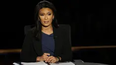 Elaine Quijano dari CBS News membaca catatannya jelang debat perdana Cawapres AS di Longwood University, Virginia, Selasa (4/10). Quijano, warga asli Chicago keturunan Filipina, yang menjadi moderator AS-Asia pertama dalam debat pilpres AS. (AFP PHOTO)