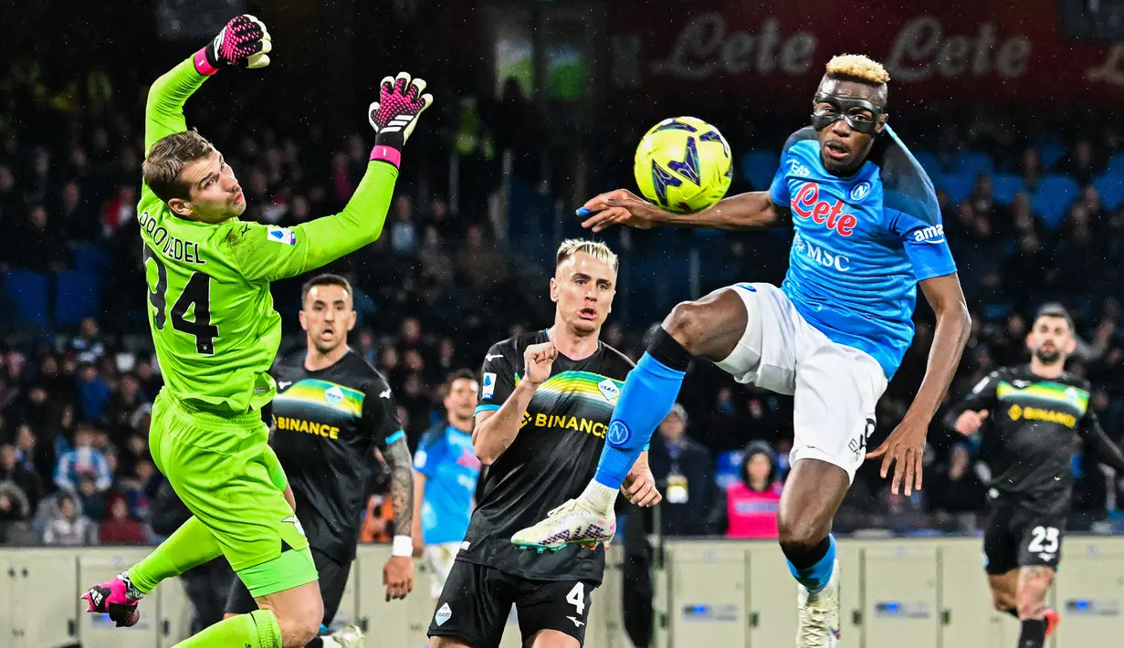 Pemain Napoli, Victor Osimhen (kanan) berusaha mencetak gol ke gawang Lazio yang dijaga oleh Ivan Provedel pada laga lanjutan Liga Italia 2022/2023 di Diego-Maradona Stadium, Napoli, 3 Maret 2023. Performa Oshimen bersama Napoli sangat cemerlang musim ini. Ia telah mencetak 19 gol dan 4 assist dari 21 pertandingan di Serie A. Pemain asal Nigeria tersebut juga menjadi kunci penampilan Il Partenopei yang kini memuncaki klasemen Liga Italia 2022/2023. (AFP/Alberto Pizzoli)