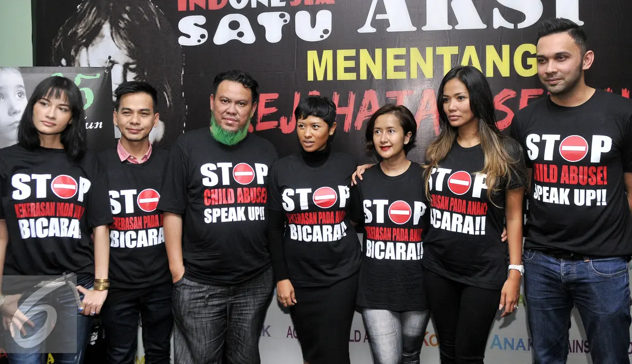 Sebuah kaos kampanye 'Stop Kekerasan Pada Anak' diperlihatkan usai diskusi antara sejumlah selebriti dengan ketua Komnas PA, Jakarta, Kamis (2/7/2015).  Kasus Angeline menjadi momentum untuk lebih peduli pada anak. (Liputan6.com/Panji Diksana)