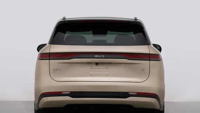 Sektor Belakang BYD Tang EV AWD dengan Lampu LED Melintang