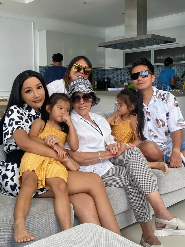 8 Potret Seru Lucinta Luna dengan Keluarga Boy William, Dianggap Saudara Sendiri