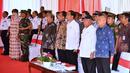 Presiden Jokowi didampingi Menhub Budi Karya Sumadi, Gubernur Jawa Barat Ahmad Heryawan dan Menteri PUPR Basuki Hadimuljono pada Groundbreaking proyek Pembangunan Jalur Ganda Kereta Api Bogor-Sukabumi di Cicurug, Sukabumi, Jumat (15/12). (dok. Setpres)