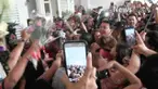 Dukungan warga kepada Gubernur DKI Jakarta Basuki Tjahaja Purnama atau Ahok di sisa masa jabatannya terus mengalir. Ratusan warga dari berbagai elemen kembali memadati Balai Kota Jakarta, Rabu pagi ini.