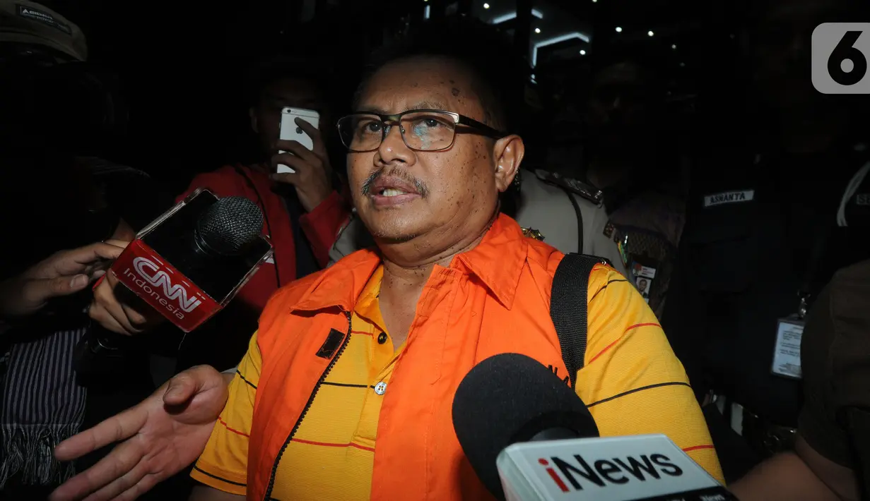 Ekspresi Bupati Indramayu, Supendi saat ditanya sejumlah awak media usai menjalani pemeriksaan 1 x 24 jam pasca terjaring Operasi Tangkap Tangan (OTT) terkait dugaan suap pengaturan proyek dilingkungan Pemkab Indramayu tahun 2019 di Gedung KPK, Jakarta, Rabu (16/10/2019). (merdeka.com/Dwi Narwoko)