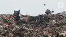 Rencana Pemkab Bekasi yang akan segera merevitalisasi tata pengelolaan sampah di Tempat Pembuangan Akhir (TPA) Burangkeng Lahan TPA akan dipangkas proyek pembangunan Tol Jakarta-Cikampek II. (merdeka.com/Imam Buhori)