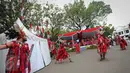 Sejumlah penari menampilkan tarian Cakalele usai pelaksanaan upacara peringatan Proklamasi 17 Agustus di Halaman Istana Merdeka, Jakarta, Senin (17/8/2015). (Liputan6.com/Faizal Fanani)
