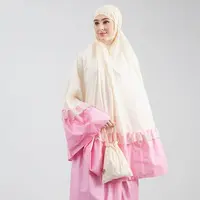 Cara memilih mukena berbahan dasar rayon agar pas dan nyaman untuk dipakai beribadah (hijabenka.com).