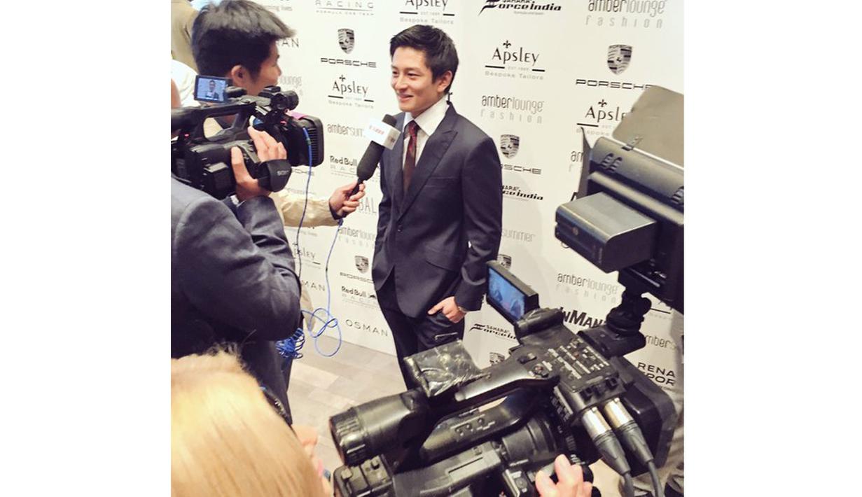 Rio Haryanto yang tampil modis tetap ramah terhadap media  jelang balapan di Monaco, (29/5/2016). (Bola.com/Twitter/Manor racing team)