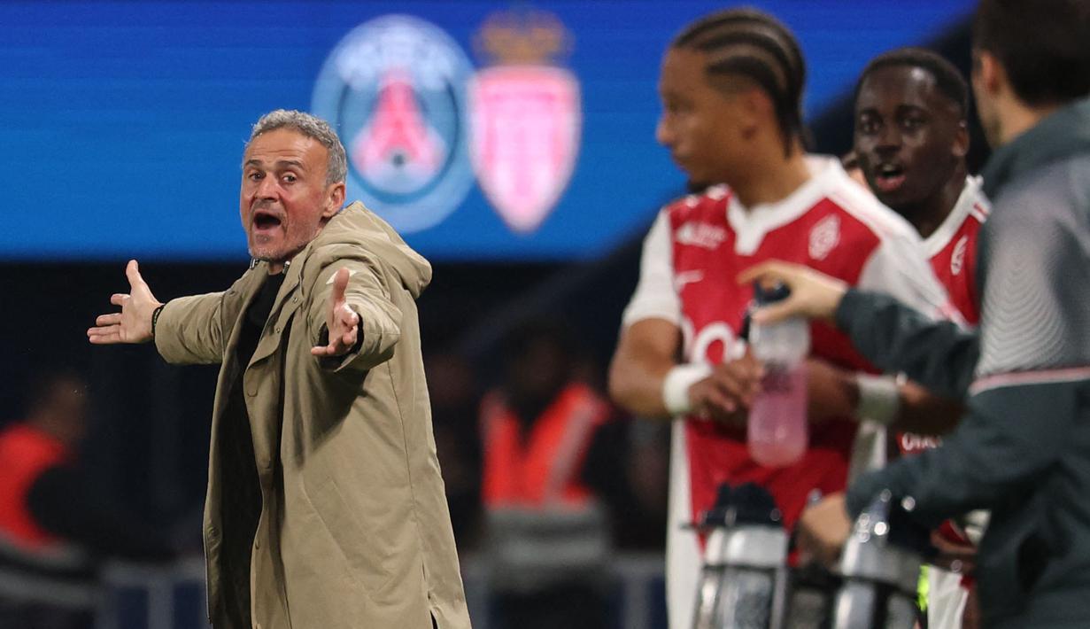 Kekalahan 1-3 membuat jarak poin aman skuad asuhan Luis Enrique sebagai pemuncak klasemen Liga Prancis semakin menipis. Mereka hanya terpaut empat poin dari RC Lens yang belum memainkan laga pekan ke-25 mereka. (AFP/Franck Fife)