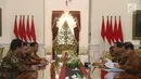 Pertemuan Presiden Jokowi dengan pimpinan dan anggota Badan Pemeriksa Keuangan (BPK) di Istana Merdeka, Jakarta, Kamis (5/4). Kedatangan BPK ini untuk menyampaikan Ikhtisar Hasil Pemeriksaan Semester (IHPS) II Tahun 2017. (Liputan6.com/Angga Yuniar)