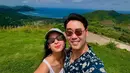 <p>Maudy Ayunda dan suaminya, Jesse Choi menikmati keindahan Lombok. Maudy tampil dengan atasan sleeveless putih dipadukan celana panjang hijaunya. [@jessechoi]</p>