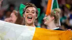 Suporter Irlandia saat menunggu dimulainya pertandingan antara Irlandia dengan Rusia pada Rugby World Cup 2019 di Stadion Kobe Misaki, Jepang, Kamis (3/10/2019). Rugby World Cup 2019 berlangsung pada 20 September  hingga 2 November. (AP Photo/Christophe Ena)