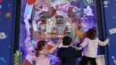 Anak-anak bermain sembari melihat etalase Natal di pusat perbelanjaan Galeries Lafayette di Paris, Prancis, pada 22 November 2020. Deretan pusat perbelanjaan telah meluncurkan etalase Natal mereka meskipun masih tutup selama karantina wilayah kedua di seluruh Prancis. (Xinhua/Gao Jing)