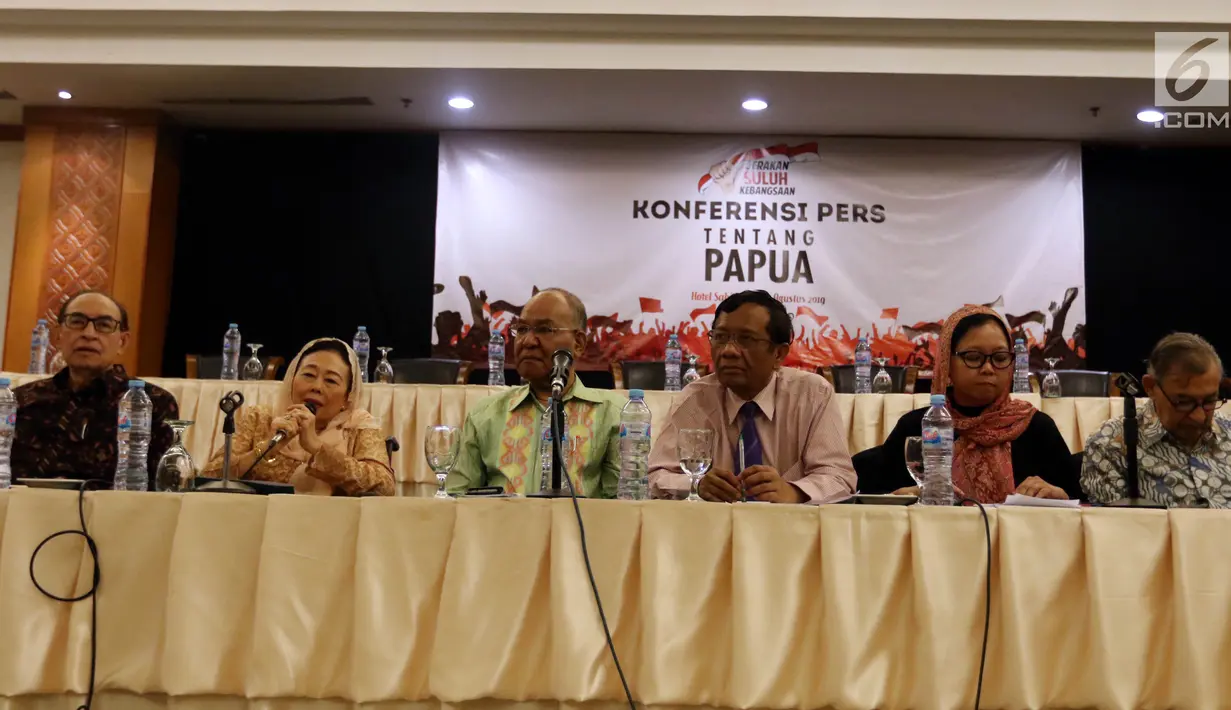 Tokoh Gerakan Suluh Kebangsaan Sinta Nuriyah Abdurrahman Wahid memberikan keterangan pers di Jakarta, Jumat (23/8/2019). Gerakan Suluh Kebangsaan menyerukan semua pihak untuk melakukan pendekatan dialog yang konstruktif dan persuasif terkait permasalahan di Papua. (Liputan6.com/Johan Tallo)