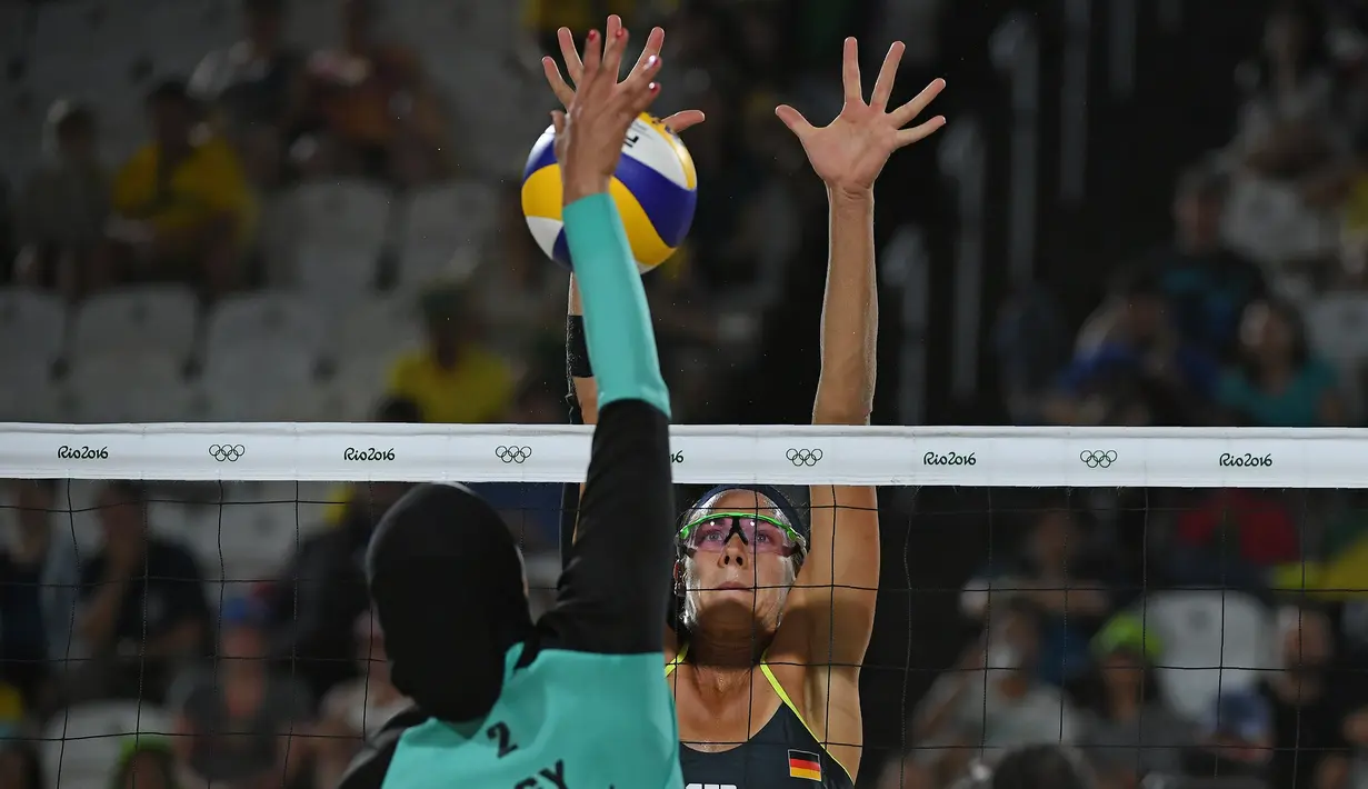 Doaa Elghobashy melakukan smash saat bertanding melawan pasangan Jerman di penyisihan Grup D Olimpiade Rio di Arena Voli Pantai, Rio de Janeiro, Brasil, (7/8).Meskipun kalah Doaa tetap bangga mewakili Mesir. (AFP PHOTO/Yasuyoshi Chiba)