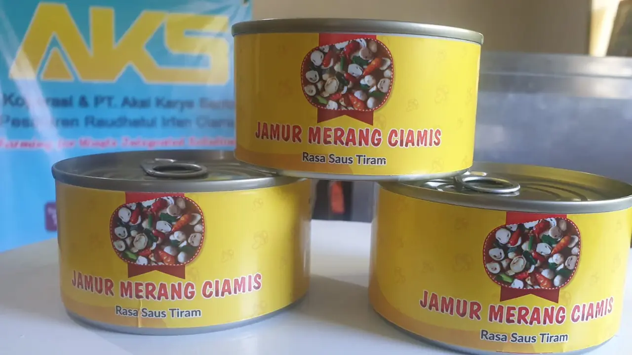 Contoh jamur merang dalam kemasan kaleng berbahan serabut aren hasil olah tangan pesantren Raudlatul Irfan Ciamis, Jawa Barat. (Liputan6.com/Jayadi Supriadin)