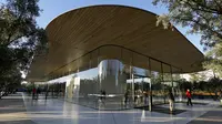 Fasilitas Visitor Center di kawasan Apple Park yang resmi dibuka untuk umum di Cupertino, California, Jumat (17/11). Dalam pembukaan, Apple mengundang warga sekitar untuk merasakan pengalaman dengan inovasi yang dihadirkan di Apple Park. (AP/Eric Risberg)