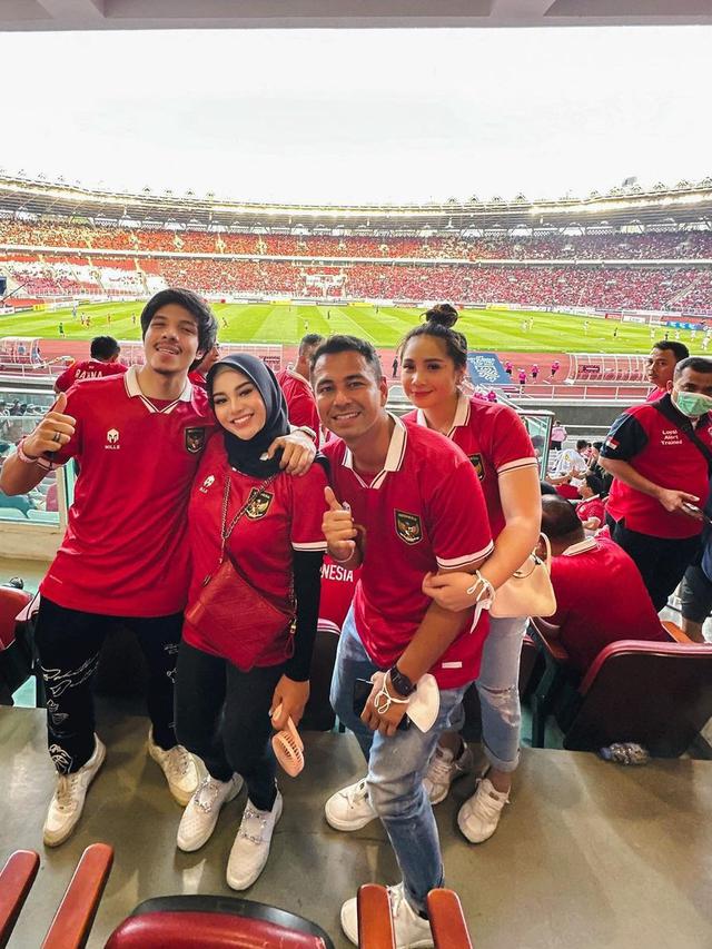 Atta Halilintar Bersama dengan Aurel Hermansyah dan Raffi Ahmad - Nagita Slavina nonton Timnas Indonesia di Stadion GBK. (instagram.com/attahalilintar)