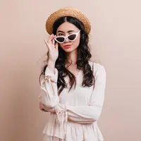 ilustrasi perempuan tersenyum/Look Studio/Shutterstock