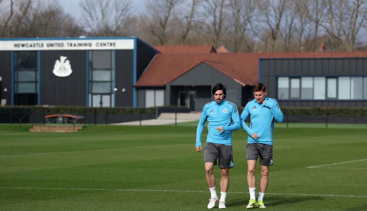 Untuk diketahui, meski sukses di Eropa, performa domestik Newcastle United masih dilanda inkonsistensi. Tampak dalam foto, gelandang Newcastle United asal Italia, Sandro Tonali (kiri) bersama Harvey Barnes tiba untuk mengikuti sesi latihan tim di pusat pelatihan Darsley Park di Newcastle upon Tyne, pada Senin 9 Maret 2026. (SCOTT HEPPELL/AFP)