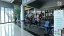 Calon penumpang menanti waktu masuk kapal penyeberangan eksekutif di Pelabuhan Eksekutif Sosoro, Merak, Banten, Minggu (2/6/2019). Untuk menambah pelayanan dan kenyamanan, ASDP membuka terminal penyeberangan yang menyatu dengan tempat perbelanjaan. (Liputan6.com/Helmi Fithriansyah)