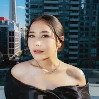 Wajahnya pun dipoles natural, dengan mengenakan riasan mata simple, blush on tipis, dan lipstik warna coral matte yang cocok di kulit wajah Prilly. [@prillylatuconsina96]