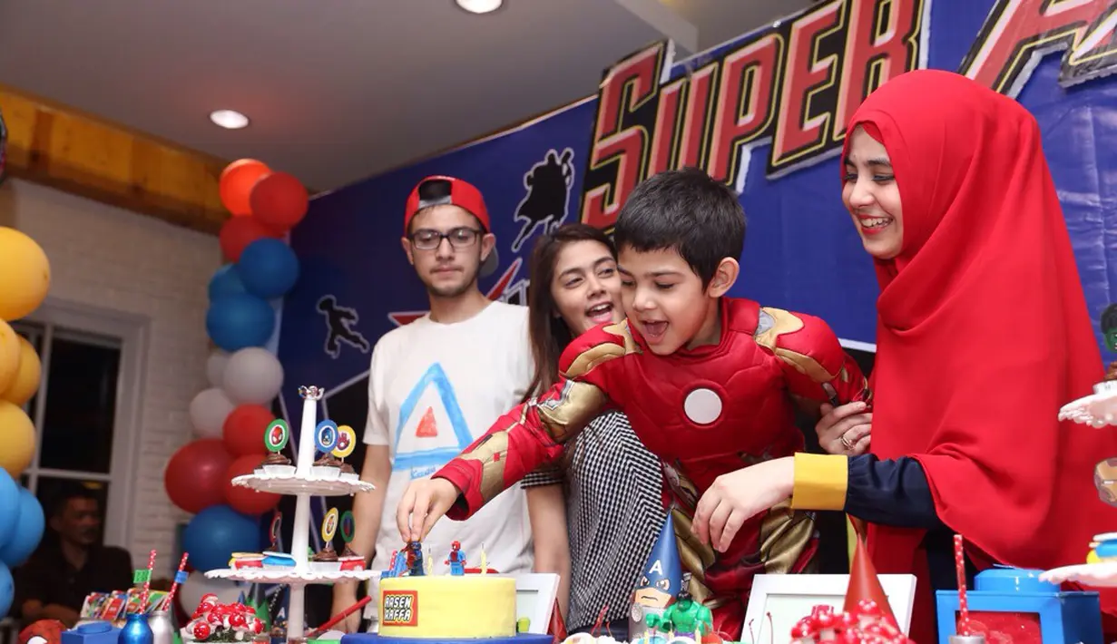 Sejak Risty Tagor dan Rifky Balweel memutuskan bercerai (2014), keduanya bergantian untuk merayakan ulang tahun anak hasil dari pernikahannya. (Andy Masela/Bintang.com)