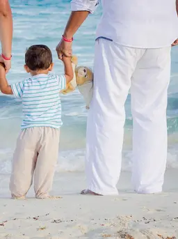 Jelaskan akibat dari perilaku yang kurang tepat tanpa marah atau menakut-nakuti, contohnya, “Kalau mainannya dibuang, nanti bisa rusak.” (Foto: mario0107/Pixabay)