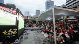 Suasana nonton bareng Timnas Indonesia melawan Australia dalam laga lanjutan Putaran Ketiga Kualifikasi Piala Dunia 2026 di daerah sekitar Setiabudi, Jakarta Pusat, Kamis (20/03/2025) sore WIB. (Bola.com/Bagaskara Lazuardi)