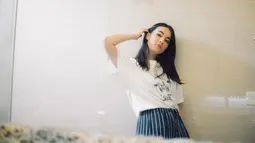 Gaya simpel seperti mengenakan kaus putih membuat Mawar cantik menawan. Dengan gaya simpelnya ini perempuan keturunan Belanda dan Indonesia ini terlihat sangat berkarisma. Tak ayal, Mawaris (sebutan fans Mawar De Jongh) semakin menyukai Mawar De Jongh. (Liputan6.com/IG/@mawar_eva)