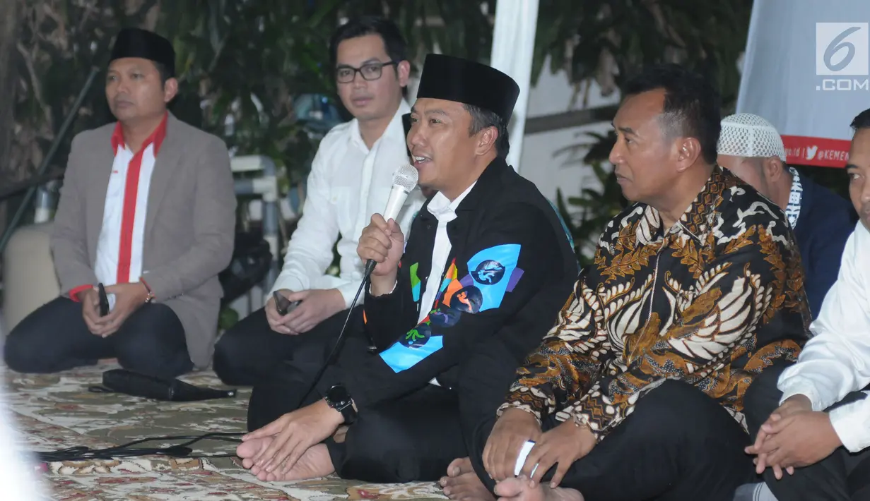 Menpora Imam Nahrawi memberi sambutan jelang buka puasa bersama para atlet pelatnas Asian Games 2018 di Jakarta, Senin (28/5). Acara tersebut dihadiri atlet pelatnas Asian Games 2018 dan para mantan atlet peraih medali. (Liputan6.com/Helmi Fithriansyah)