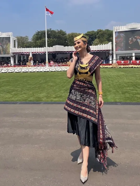 Puteri Indonesia Jakarta 2022, Maureethania Miranda mengenakan baju adat dari NTT, lengkap dengan aksesori kepala dan kalungnya. [Instagram/@maureethania]
