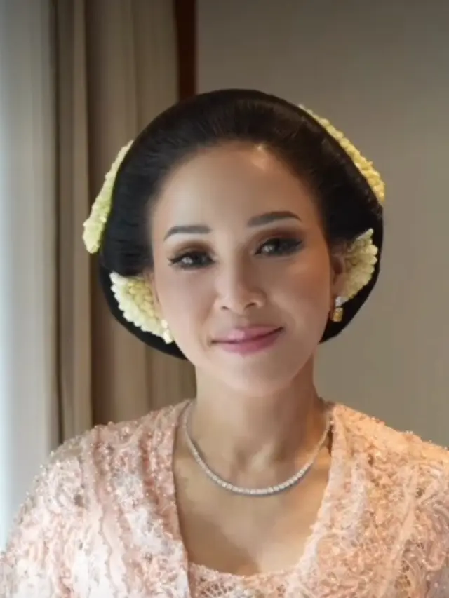 Maia Estianty Sebelum dan Sesudah Make Up di Pengajian dan Siraman El Rumi (Foto: Instagram @maiaestiantyreal)