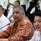 Dirut PLN Sofyan Basir (dua kanan) memberi keterangan pers setelah rumahnya digeledah oleh KPK, Jakarta, Senin (16/7). Sebagai tuan rumah, Sofyan membantu KPK dengan memberikan sejumlah dokumen informasi terkait proyek Riau 1. (Liputan6.com/Arya Manggala)