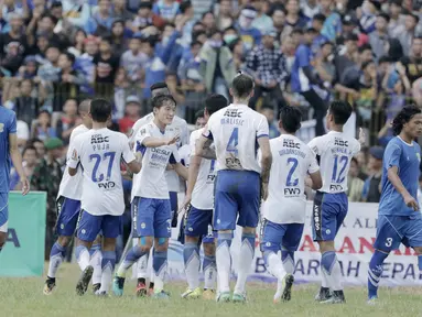 Para pemain Persib Bandung merayakan gol yang dicetak oleh Ezechiel N'douassel, ke gawang Perserang pada laga persahabatan di Stadion Maulana Yusuf, Banten, Kamis (1/3/2018). Persib menang 6-0 atas Perserang. (Bola.com/M Iqbal Ichsan)