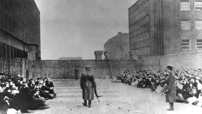 Pemberontakan ghetto di Warsawa, Polandia, 1943. (Sumber Wikimedia Commons)