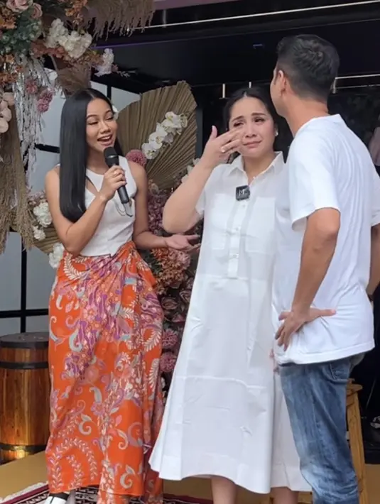 Raffi memberi kejutan untuk Nagita dengan mengundang Yura Yunita. Nagita pun nampak mengenakan dress putih lengan pendek berkerah dari MasshiroandCo seharga Rp800 ribuan.  (@raffinagita1717)